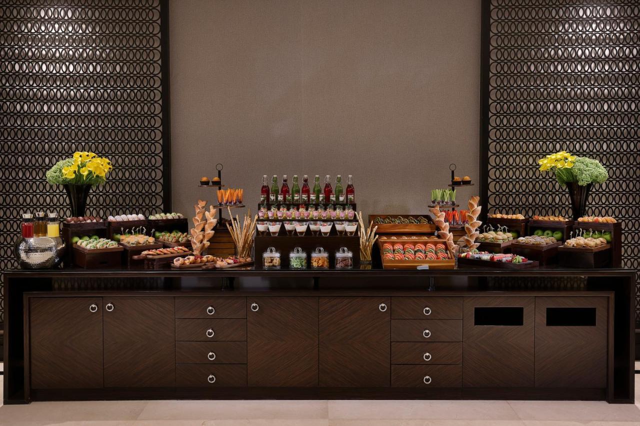 ホテル voco リヤド リヤード エクステリア 写真 A buffet at a hotel