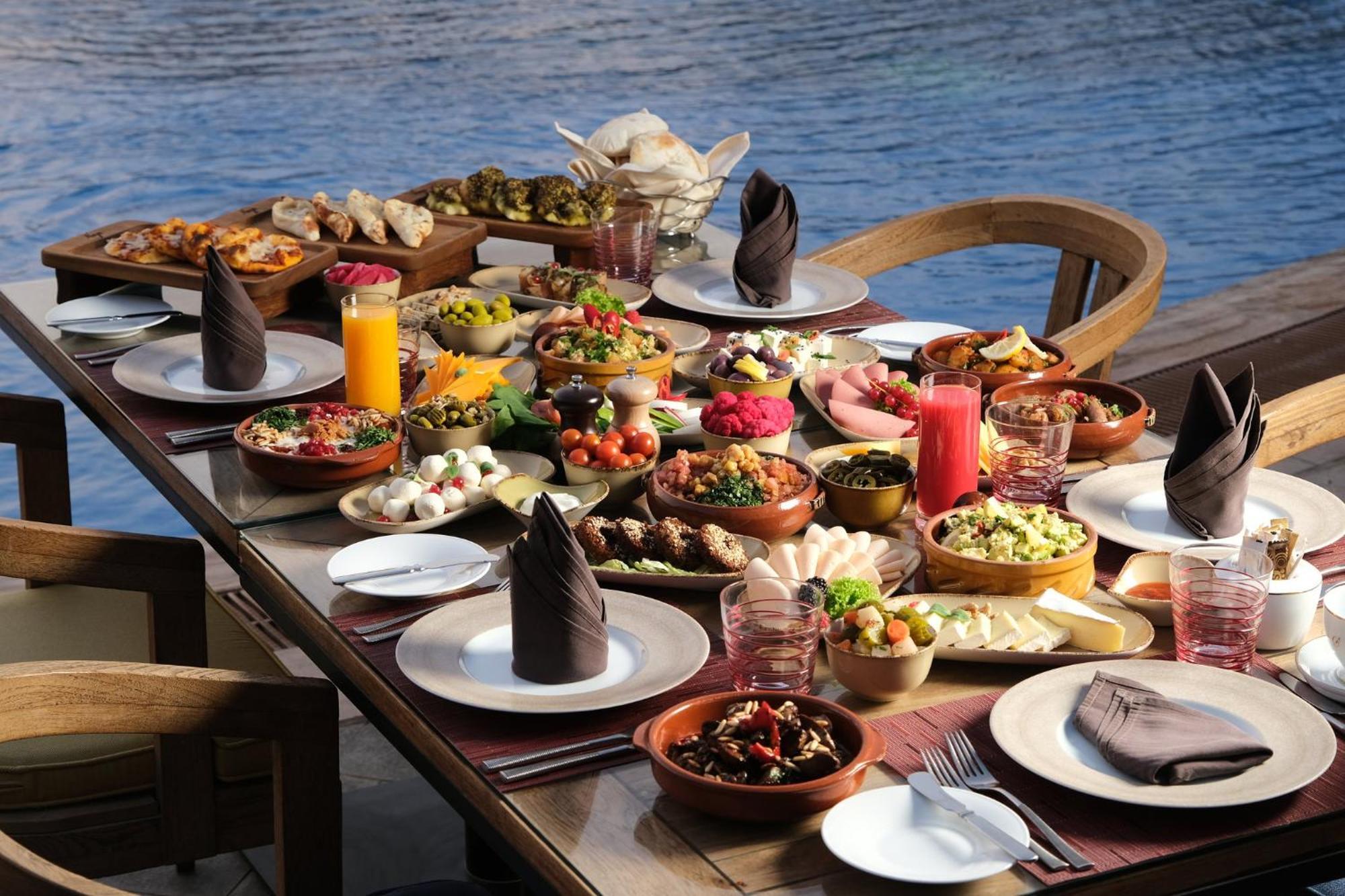 ホテル voco リヤド リヤード エクステリア 写真 A selection of Turkish meze