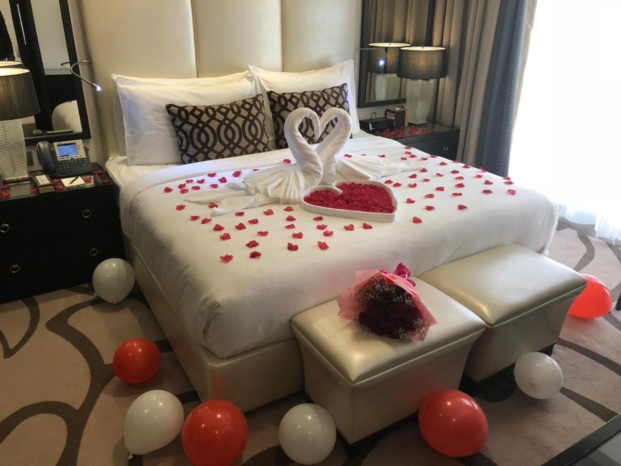 ホテル voco リヤド リヤード エクステリア 写真 A bedroom decorated for a honeymoon
