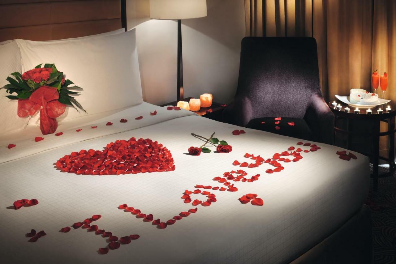 ホテル voco リヤド リヤード エクステリア 写真 A bed decorated for Valentine's Day