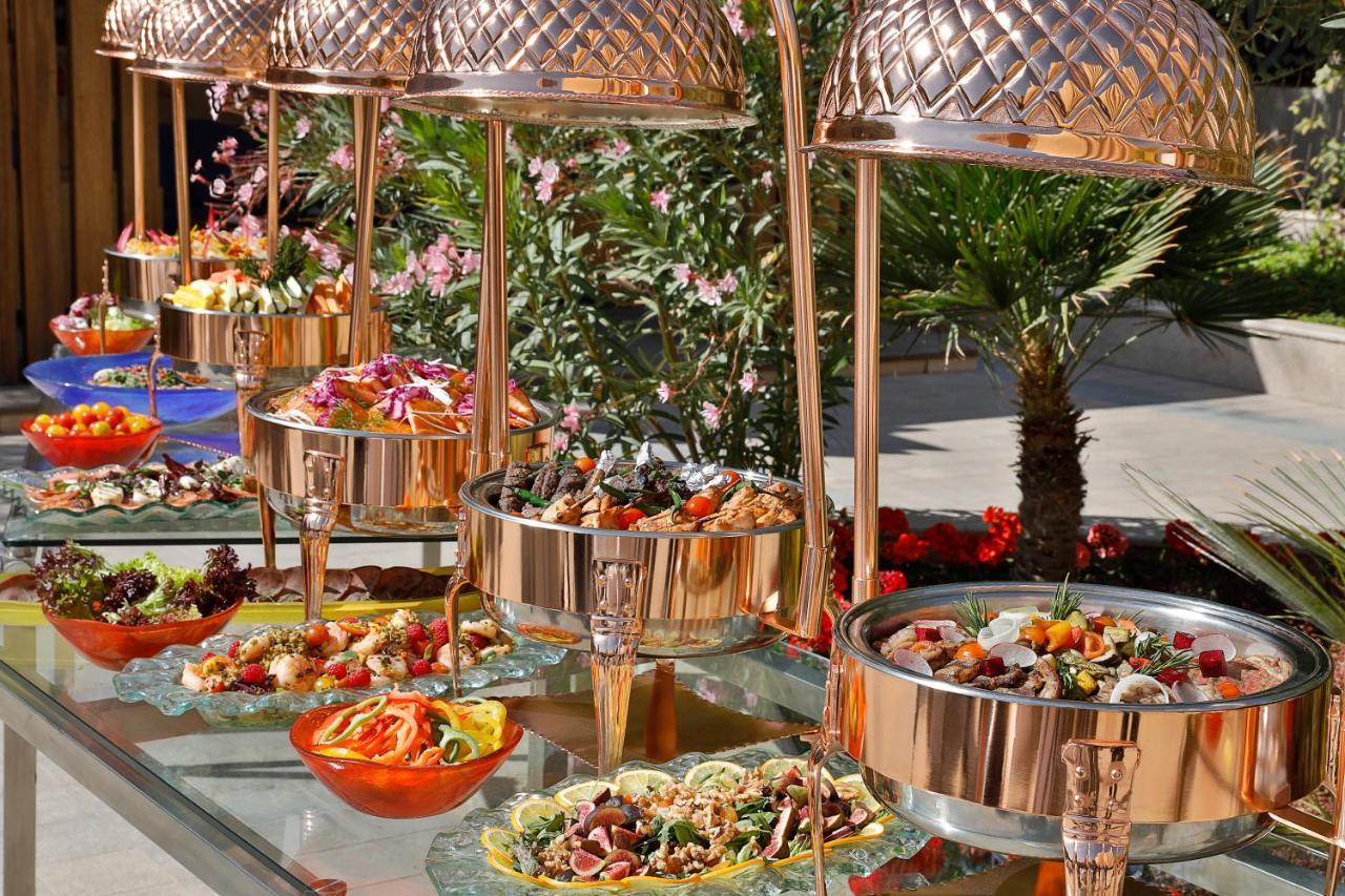 ホテル voco リヤド リヤード エクステリア 写真 A buffet at a hotel