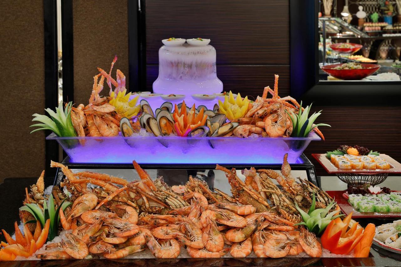 ホテル voco リヤド リヤード エクステリア 写真 Seafood on display at a buffet