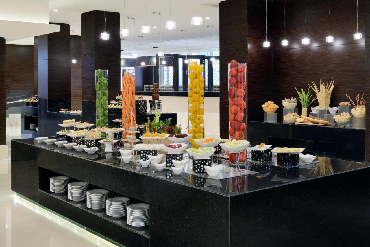 ホテル voco リヤド リヤード エクステリア 写真 A buffet at a hotel